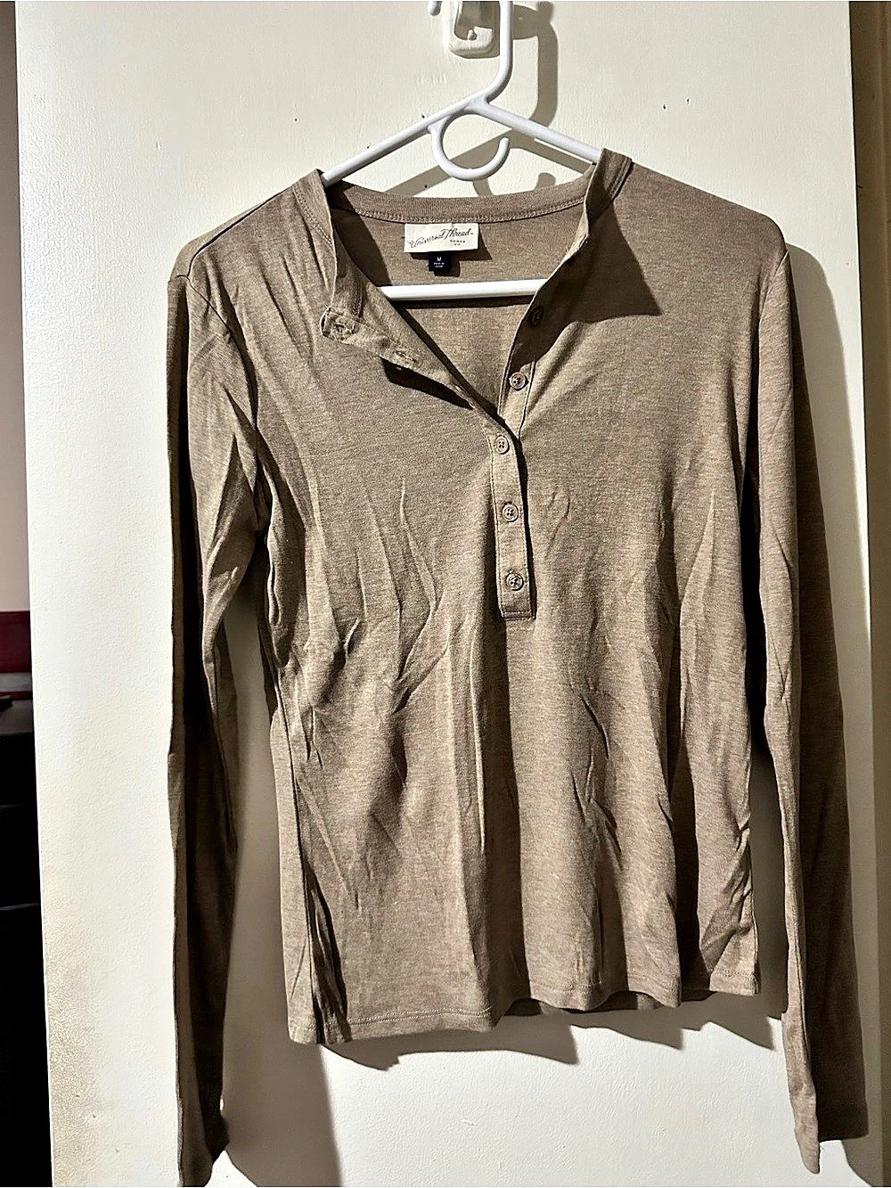 Long Sleeve Henley in Brown Size Medium Like New